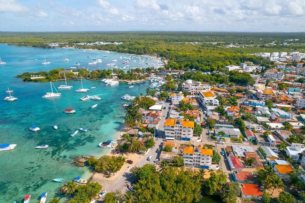 Lanchas en la bahía de Bayahibe listas para las excursiones