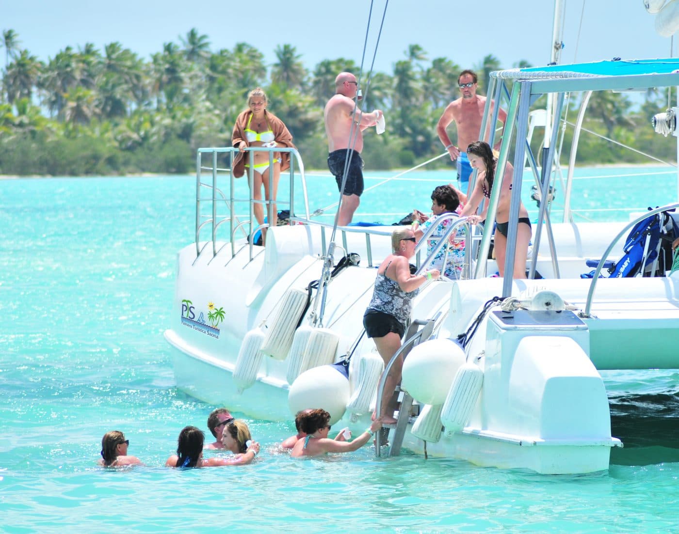 Turistas disfrutando Bayahibe