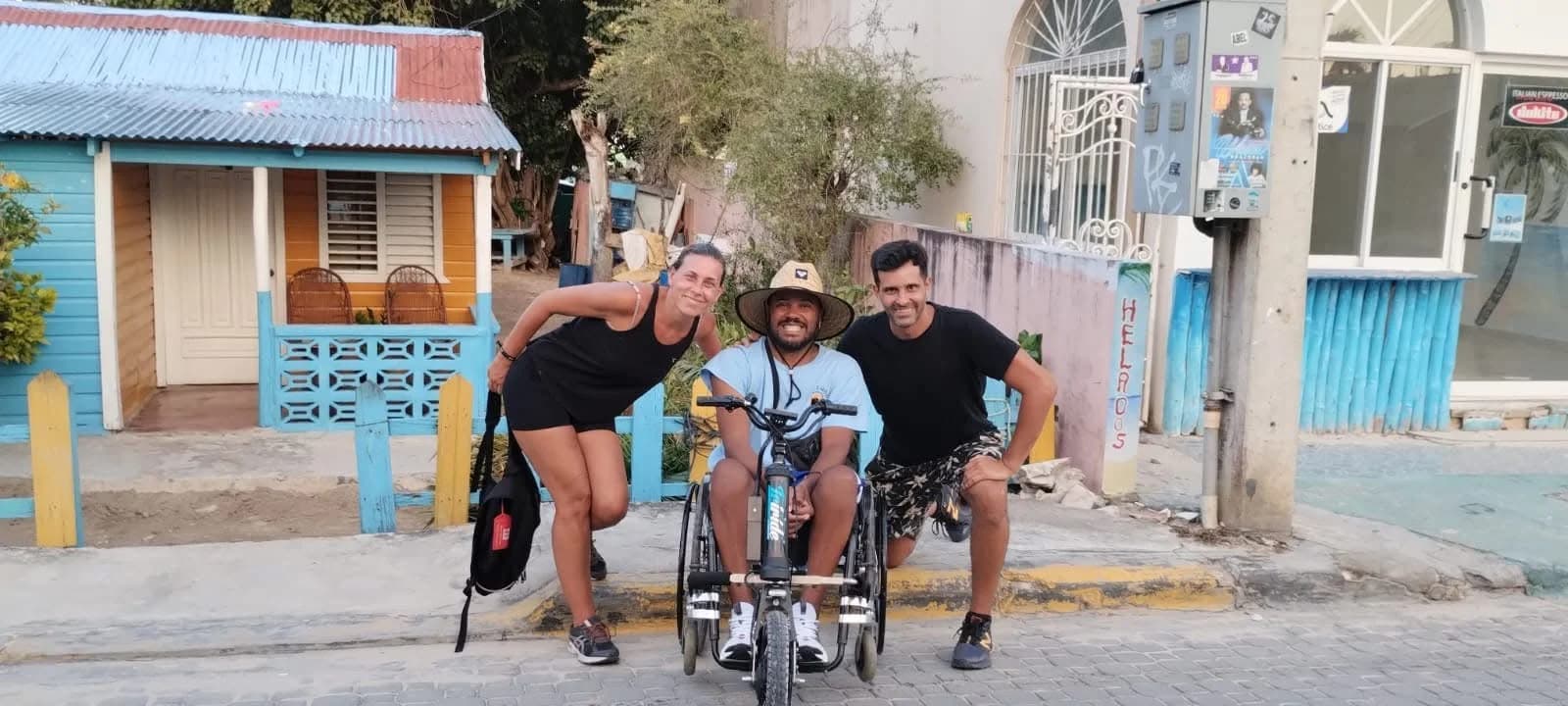 Edward acompañando a una pareja por las calles del pueblo