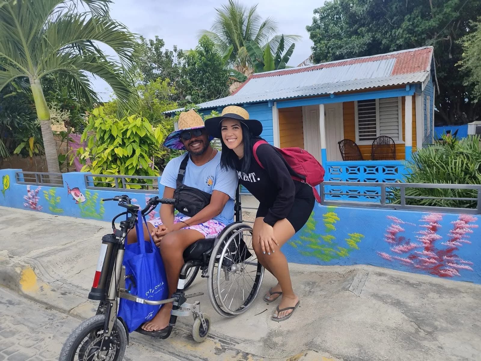 Edward y su cliente posando frente a una casa tipica