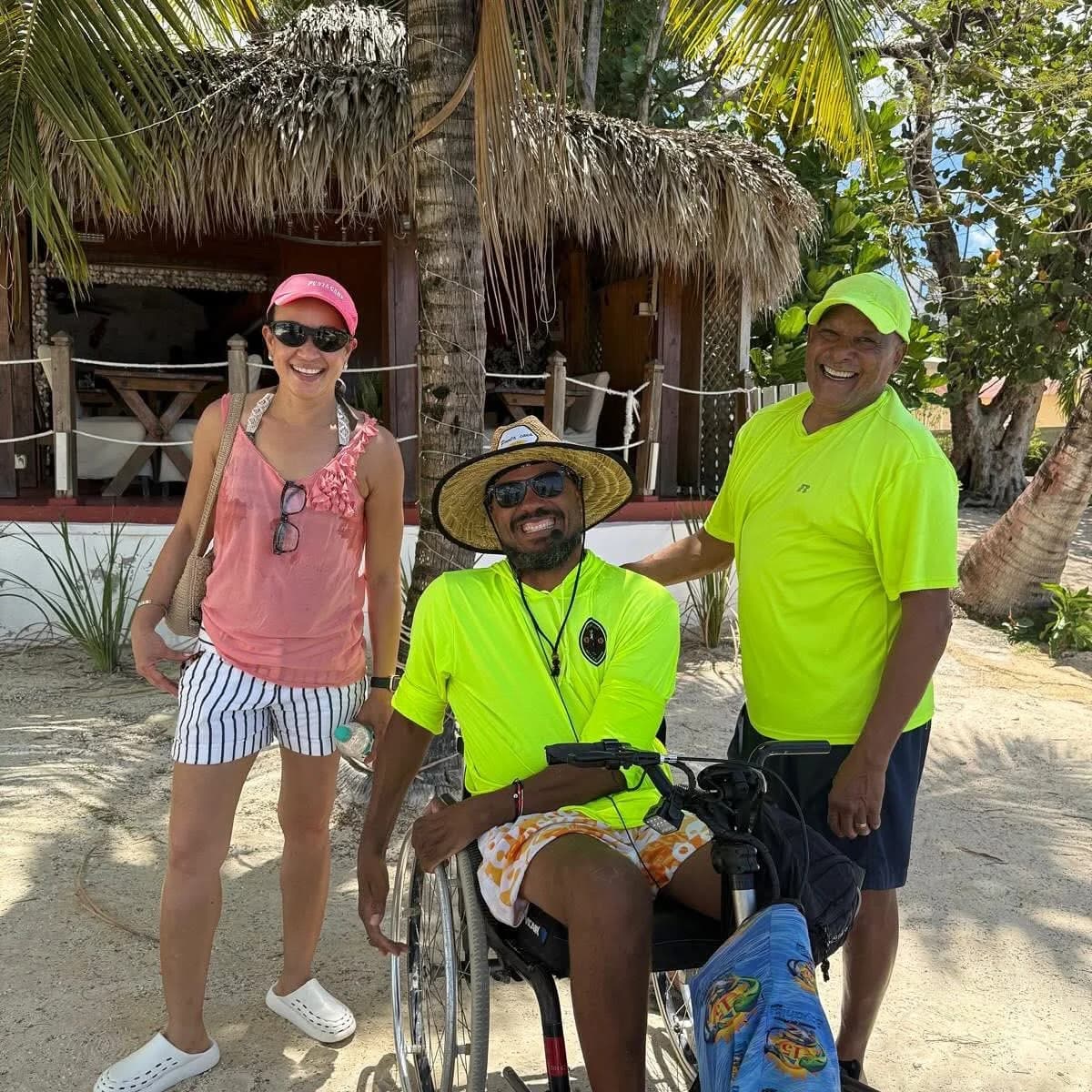 Edward y turistas disfrutando la playa bajo una palapa en Bayahibe