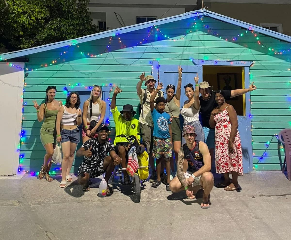 Edward y un grupo de turistas frente a una casa colorida