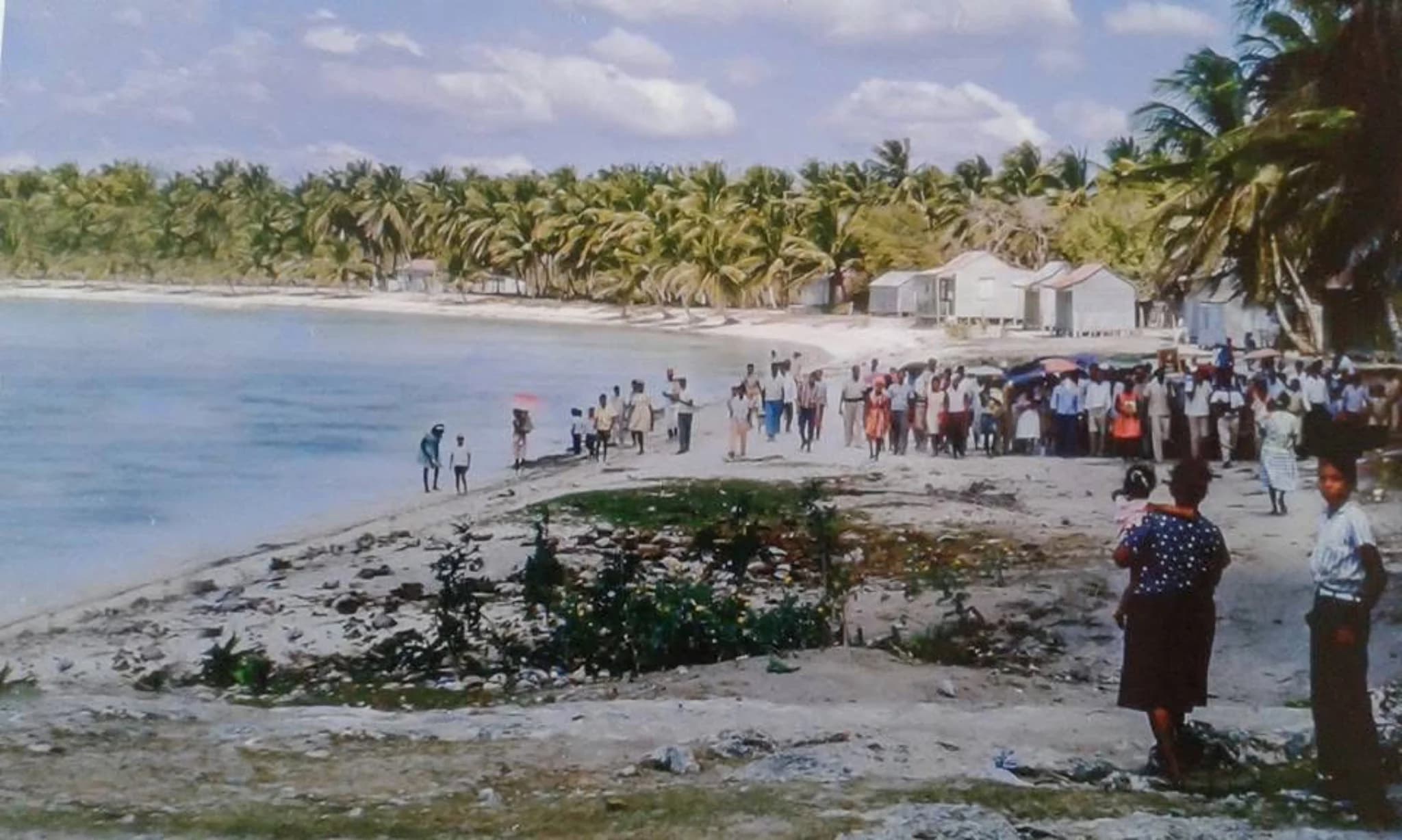 Procesión comunitaria en la playa de Bayahibe