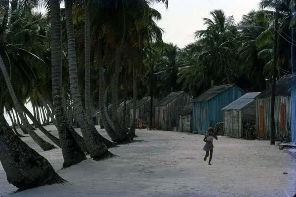 Niña en las calles arenosas de Mano Juan