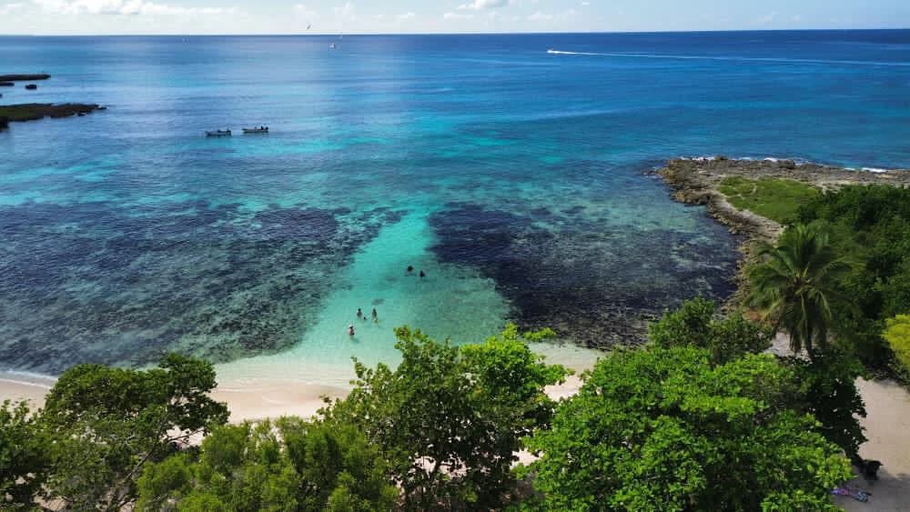 Vista aérea de la playa Magallanes para snorkel