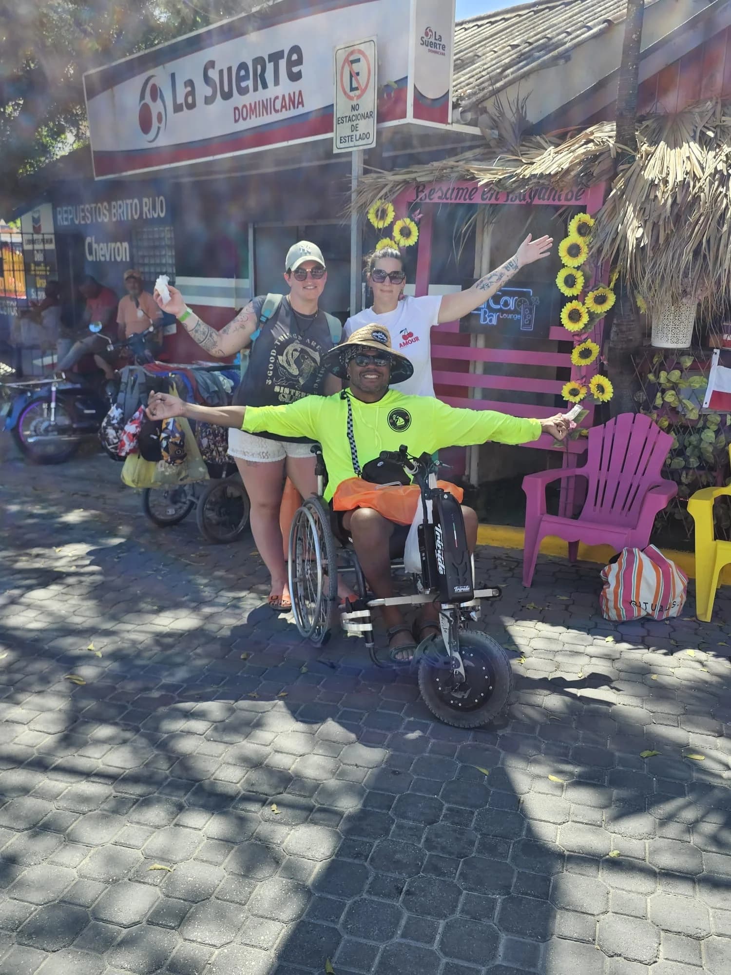 Edward con clientes en el tour