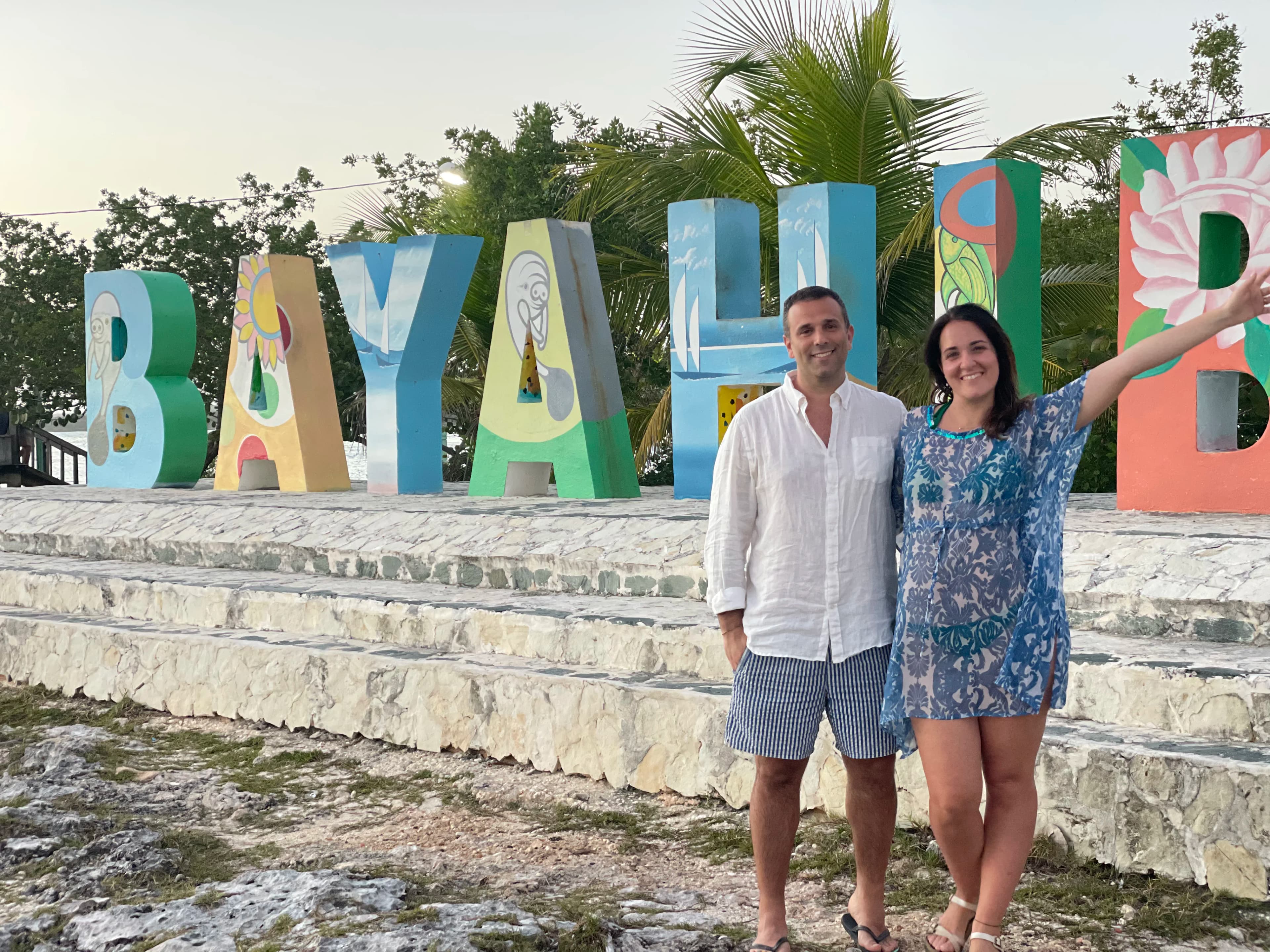 Pareja frente al letrero de Bayahibe