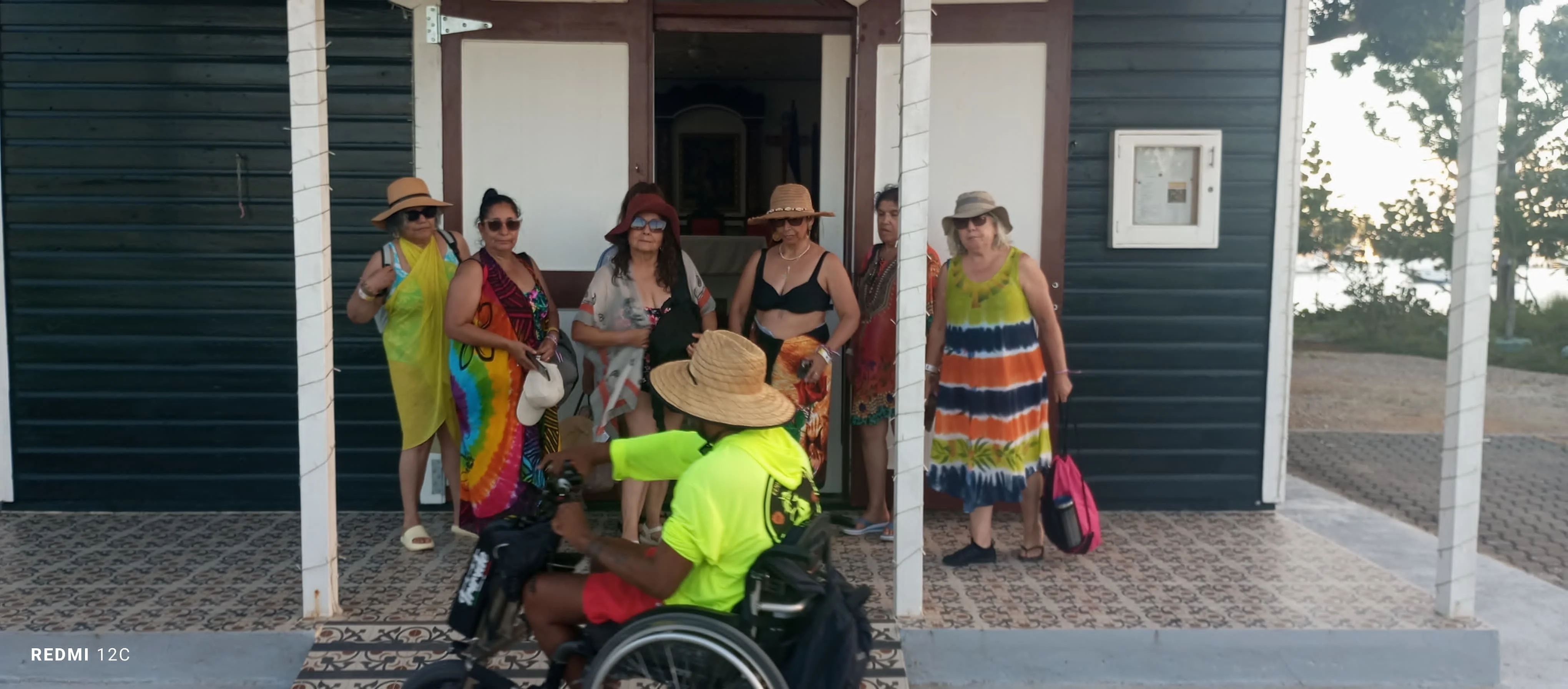 Grupo saliendo de la iglesia