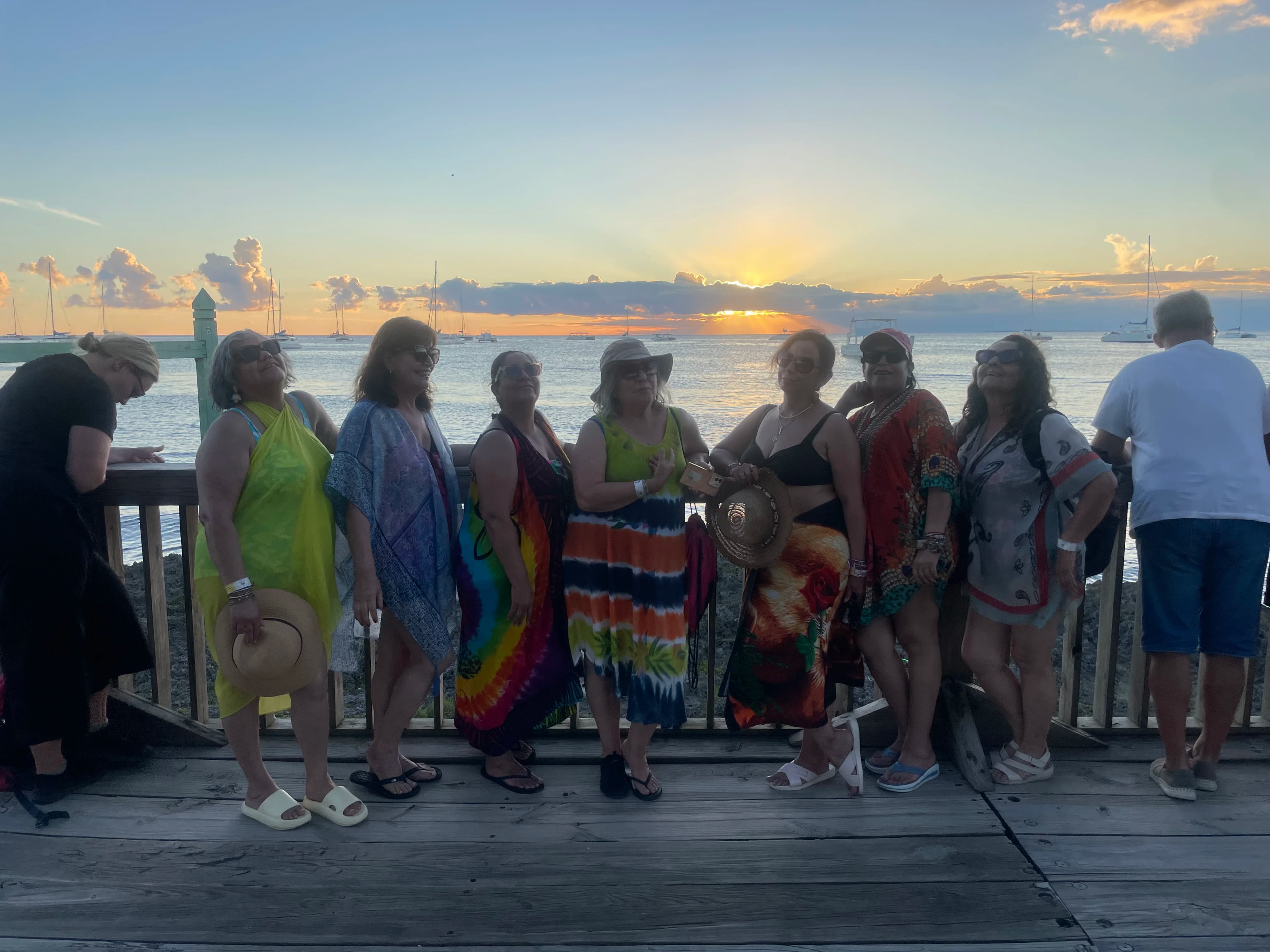 Grupo de mujeres al atardecer en el muelle