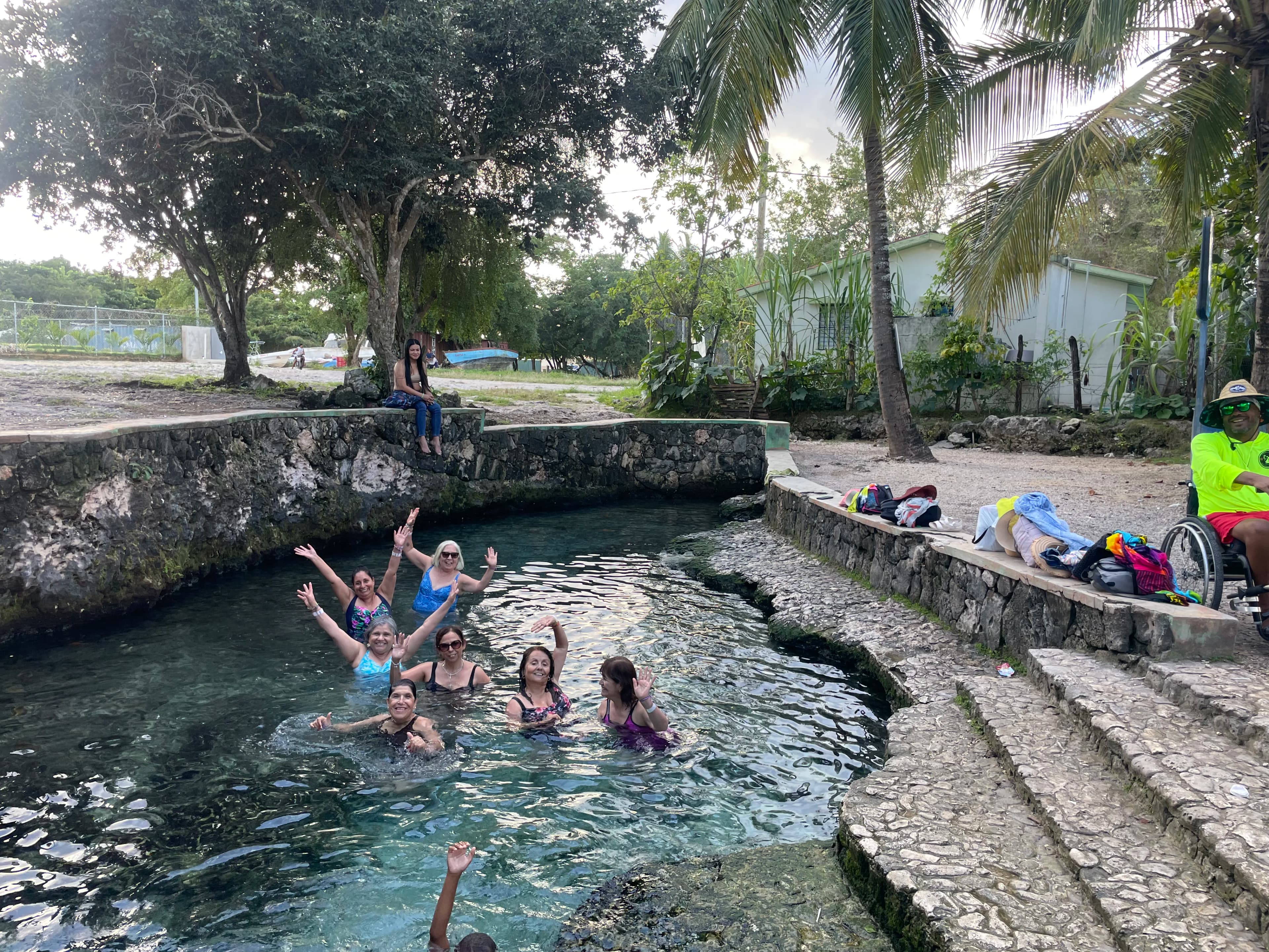Turistas celebrando en la piscina natural