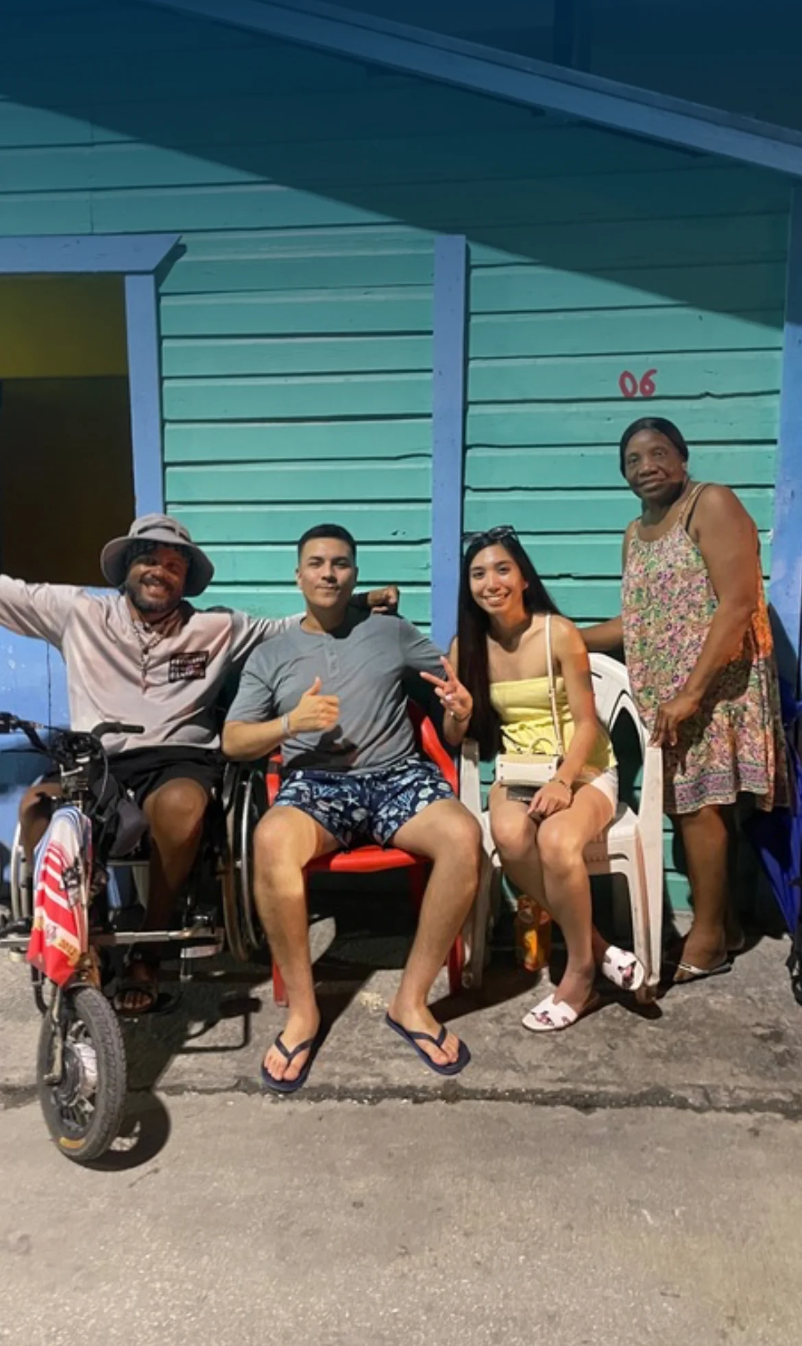 Edward con clientes frente a una casa colorida después del tour