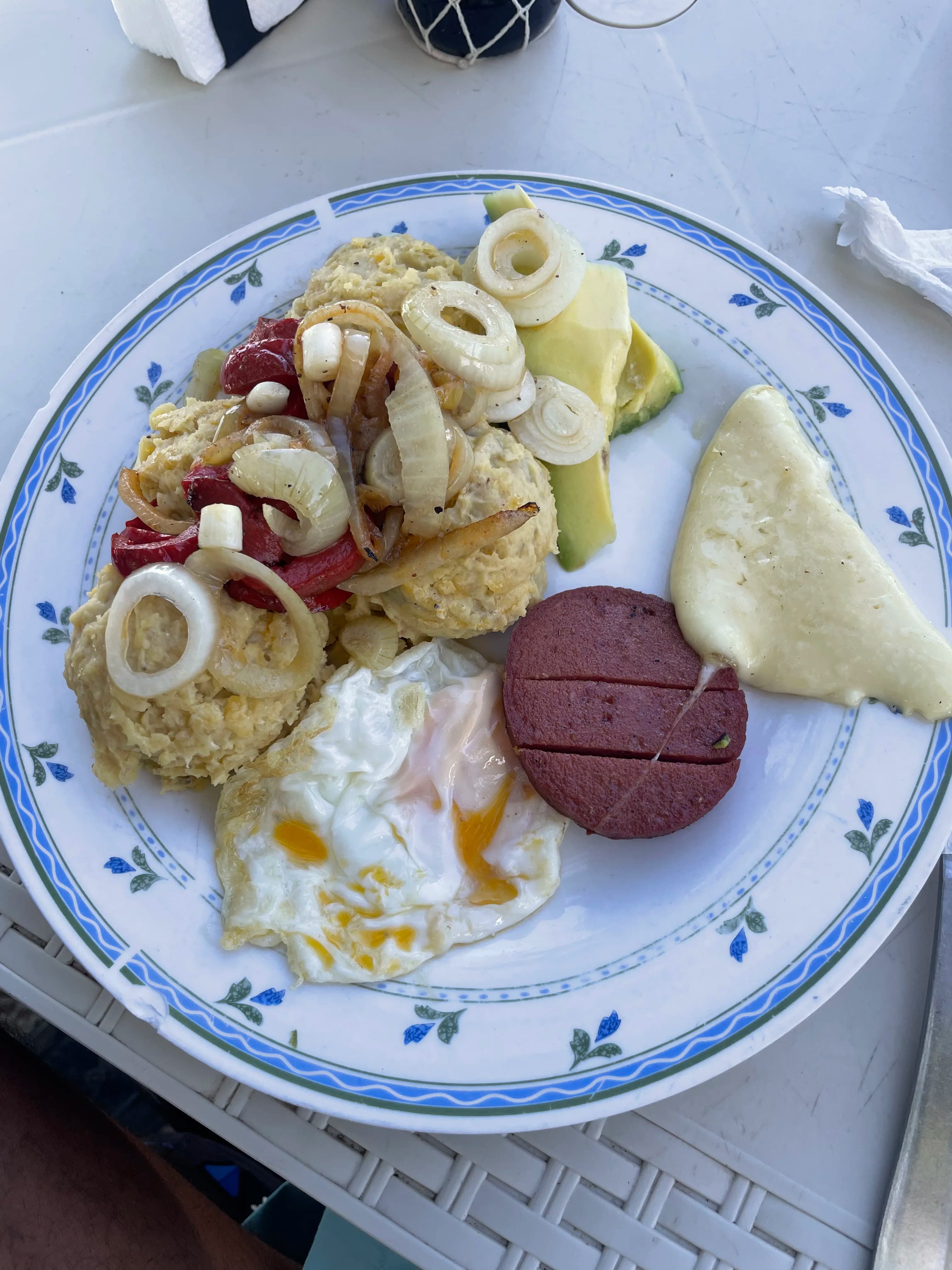 Plato típico de la República Dominicana con mangu, huevo, salami y queso.